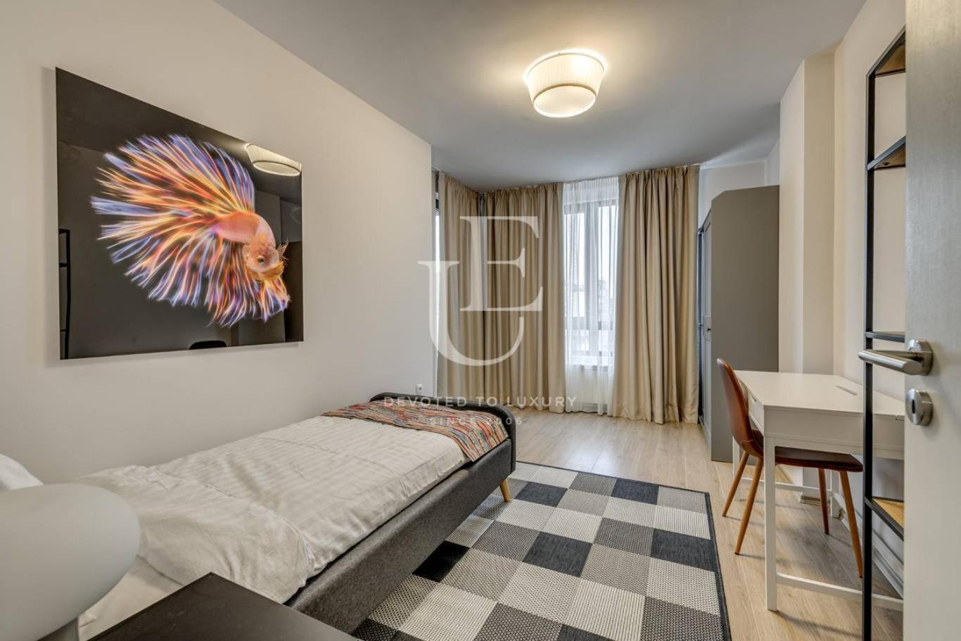 Paris A Sunny 2- Bedroom With Parking