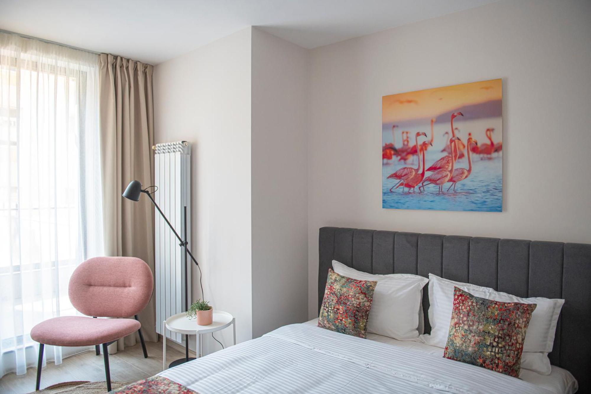 Paris A Sunny 2- Bedroom With Parking Apartment