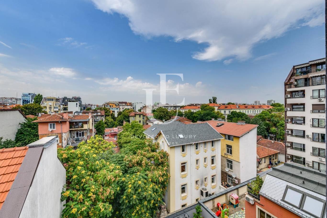 Paris A Sunny 2- Bedroom With Parking Apartment