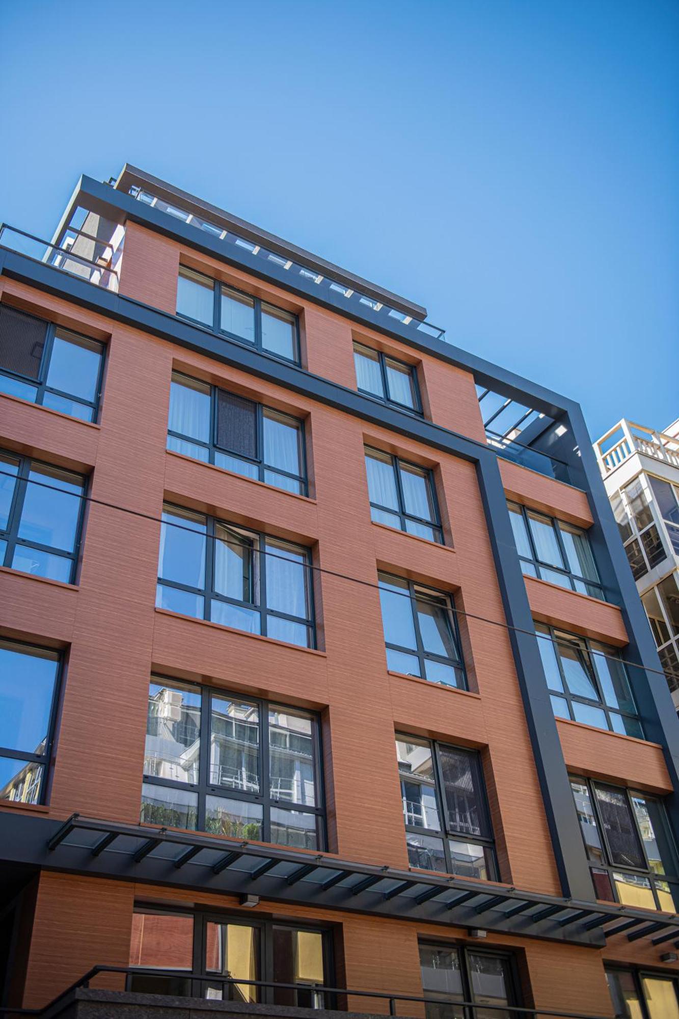 Paris A Sunny 2- Bedroom With Parking Apartment Sofia